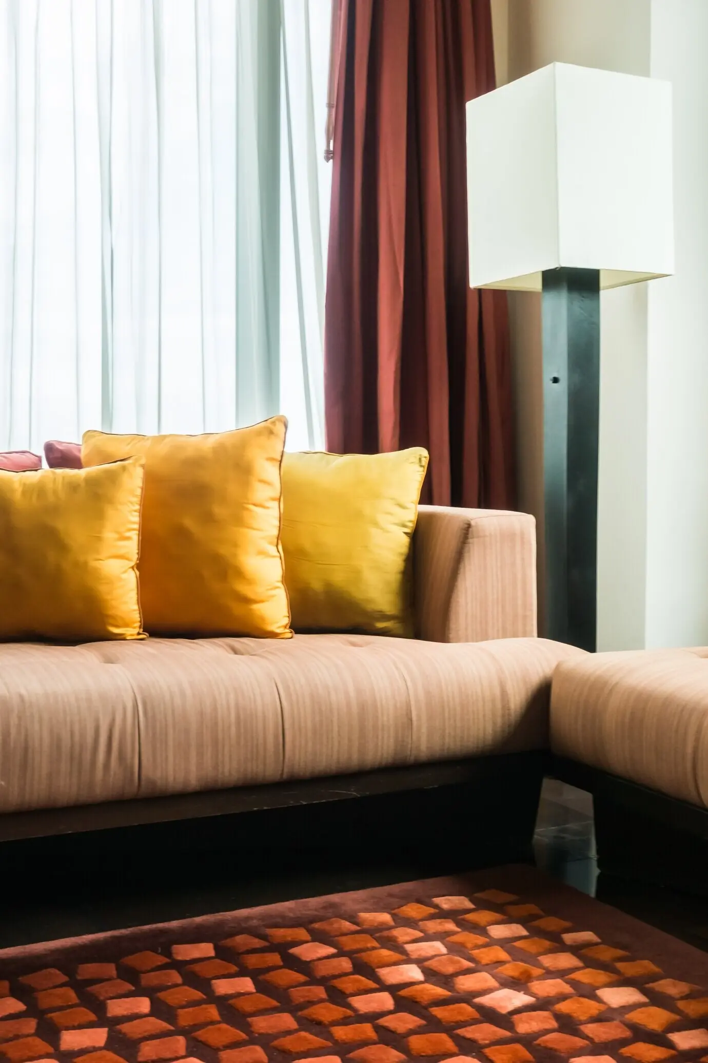 Aufgeräumter Raum mit Kissen und einer Lampe