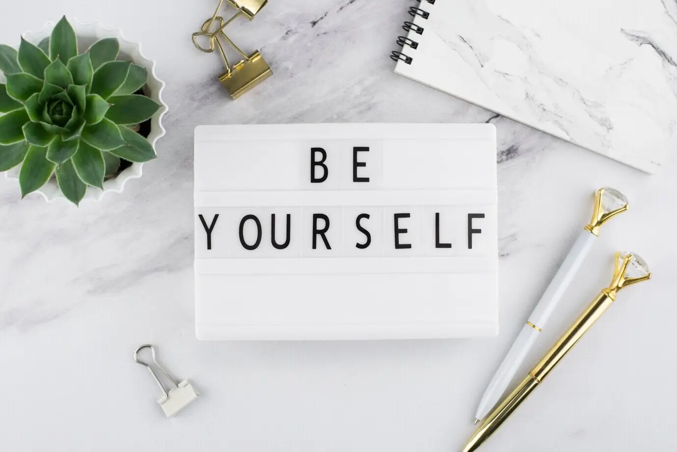 „Be yourself“-Botschaft auf einer Lightbox-Anordnung
